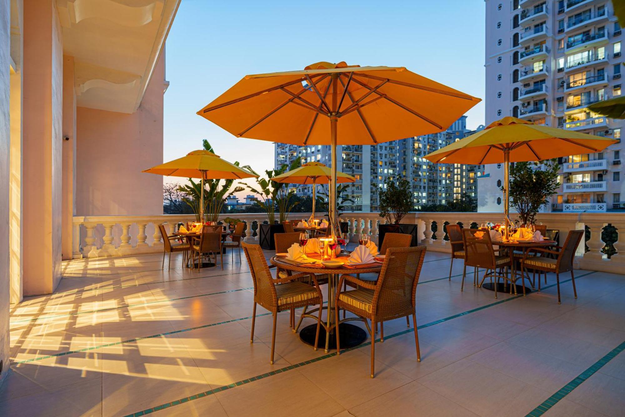 Hotel Dlf Club 5